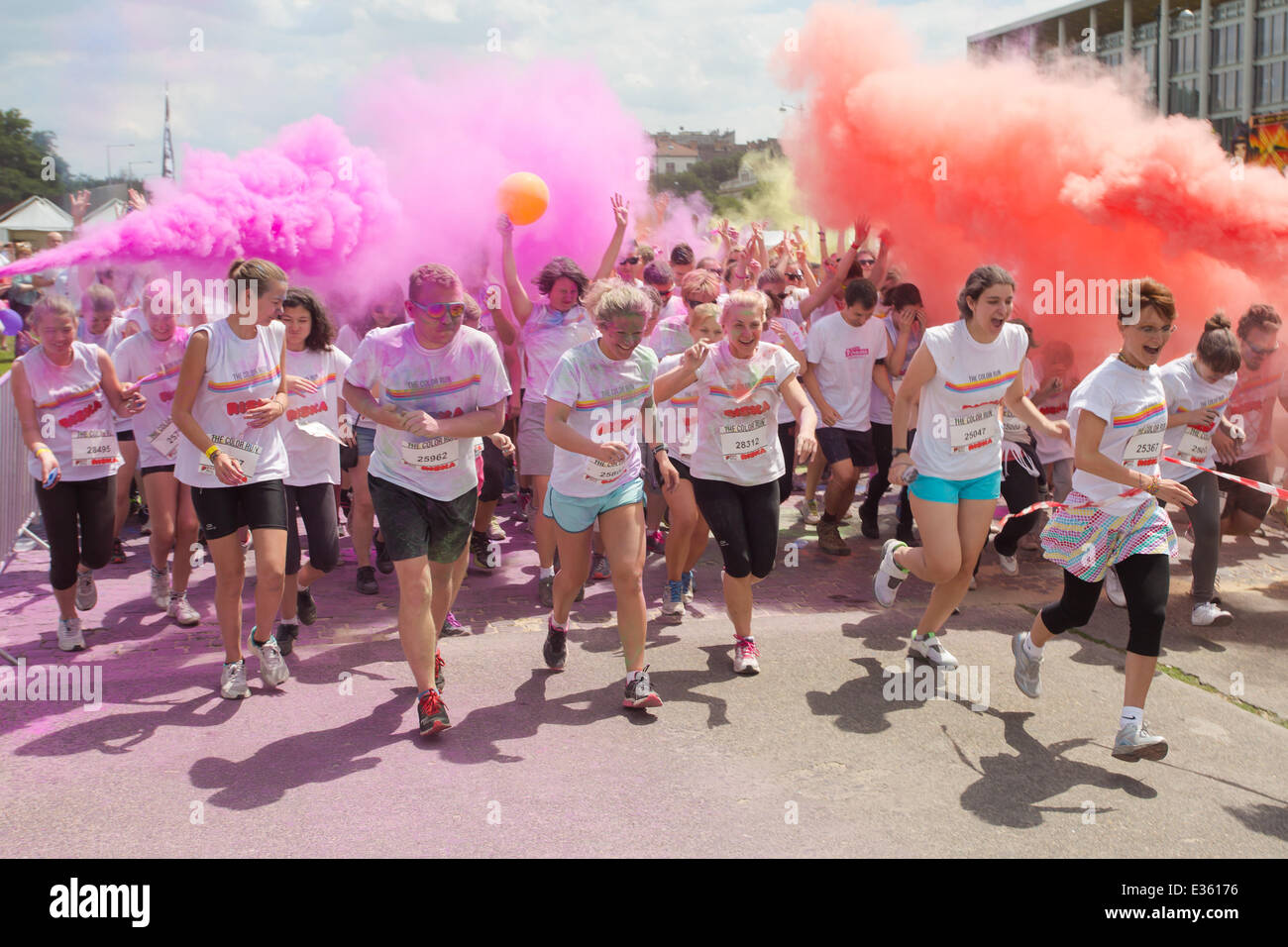 Budapest. 22 Juin, 2014. Les coureurs participent à la Color Run à  Budapest, Hongrie le 22 juin 2014. La Color Run est une course de peinture,  qui est aussi un événement de