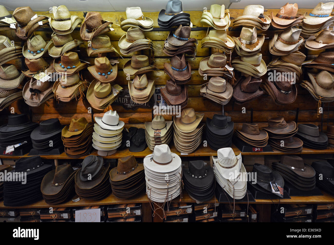 De nombreux styles de chapeaux de cow-boy à vendre à Beaver Creek Hat &  cuirs à Jackson Hole, Wyoming Photo Stock - Alamy