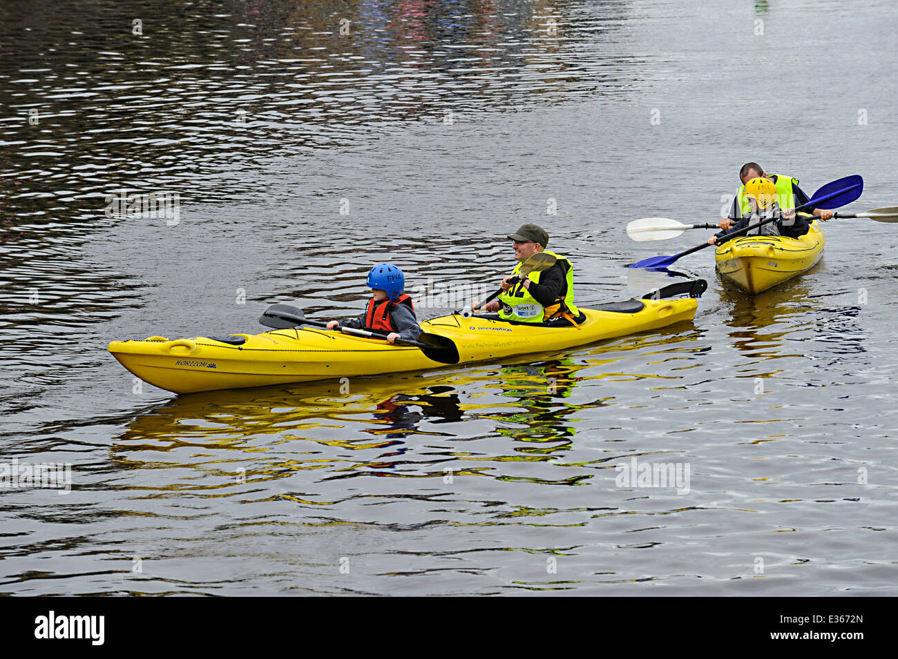 Derry, Londonderry, en Irlande du Nord - 22 juin 2014 - Royaume-Uni Météo. Les adultes et les enfants faire du canoë sur un après-midi ensoleillé sur la rivière Foyle. Crédit : George Sweeney / Alamy Live News Banque D'Images