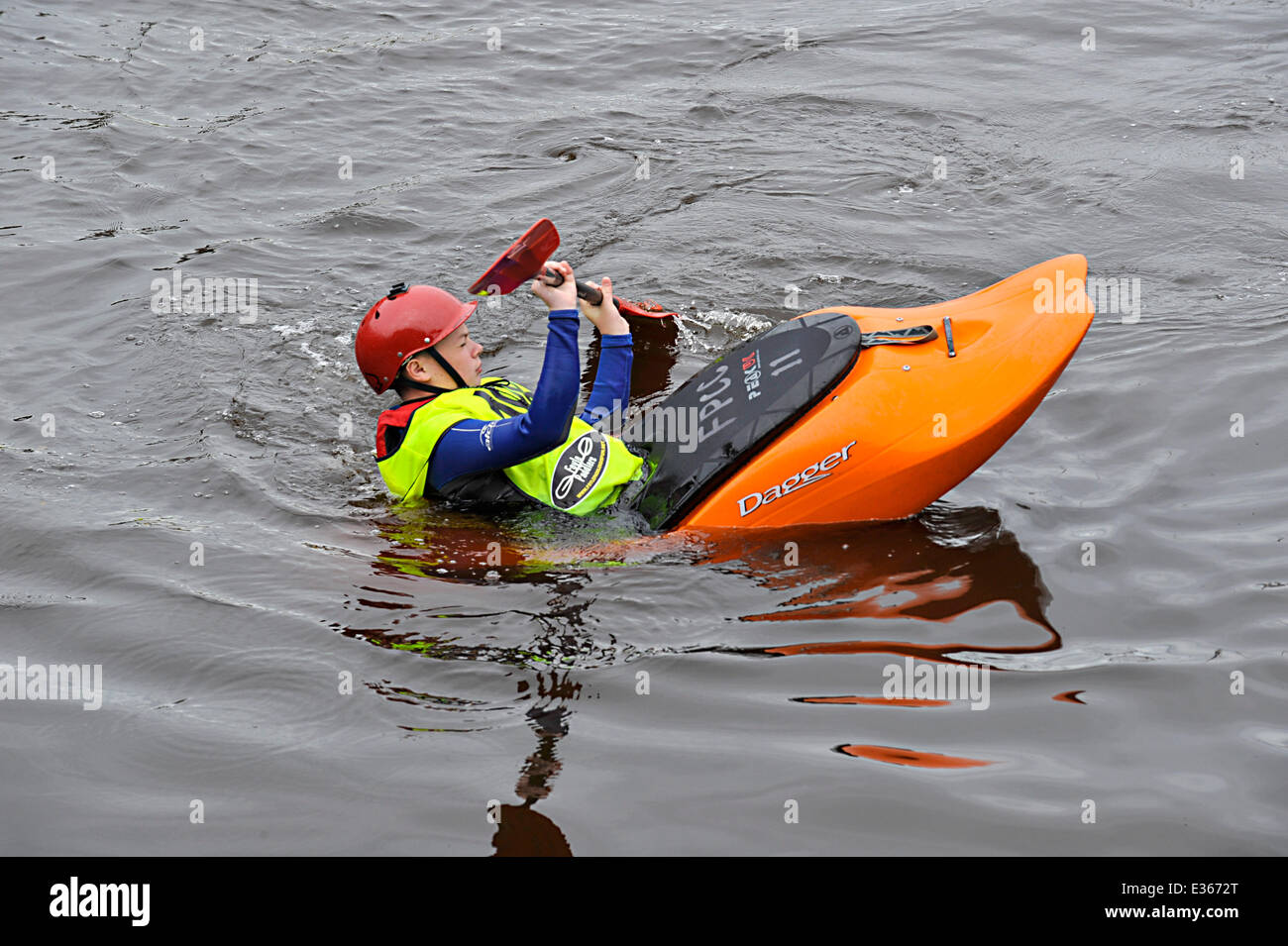 Derry, Londonderry, en Irlande du Nord - 22 juin 2014 - Royaume-Uni Météo. Un jeune garçon aime le canoë sur un après-midi ensoleillé sur la rivière Foyle. Crédit : George Sweeney / Alamy Live News Banque D'Images