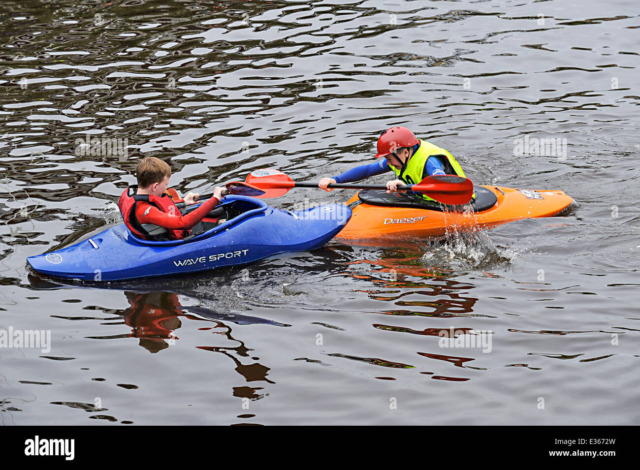 Derry, Londonderry, en Irlande du Nord - 22 juin 2014 - Royaume-Uni Météo. Les jeunes garçons faire du canoë sur un après-midi ensoleillé sur la rivière Foyle. Crédit : George Sweeney / Alamy Live News Banque D'Images