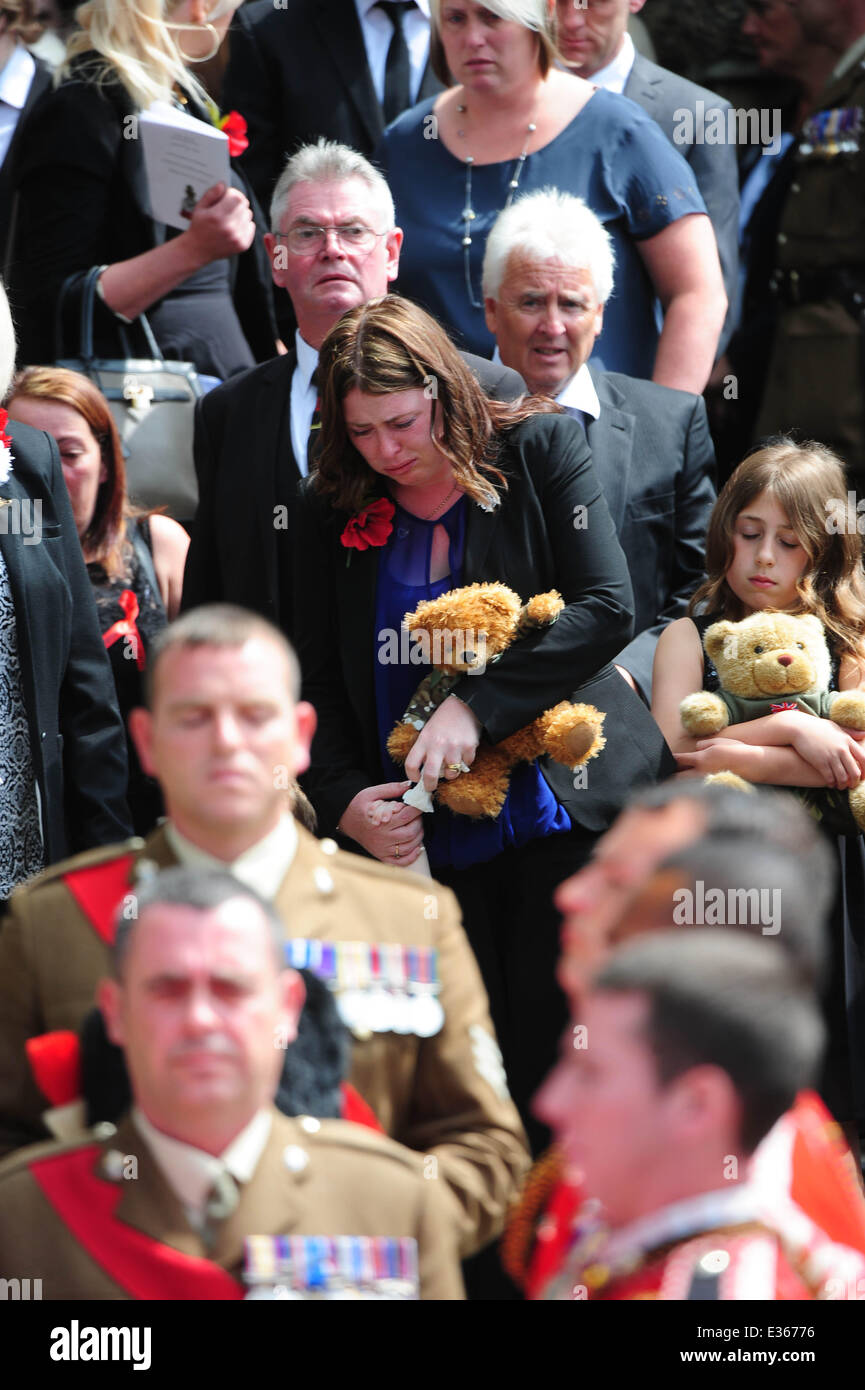 Les funérailles de batteur Lee Rigby à enterrer l'église paroissiale avec : Rebecca Rigby,Ian Rigby Où : Bury, Lancashire, United Kingd Banque D'Images