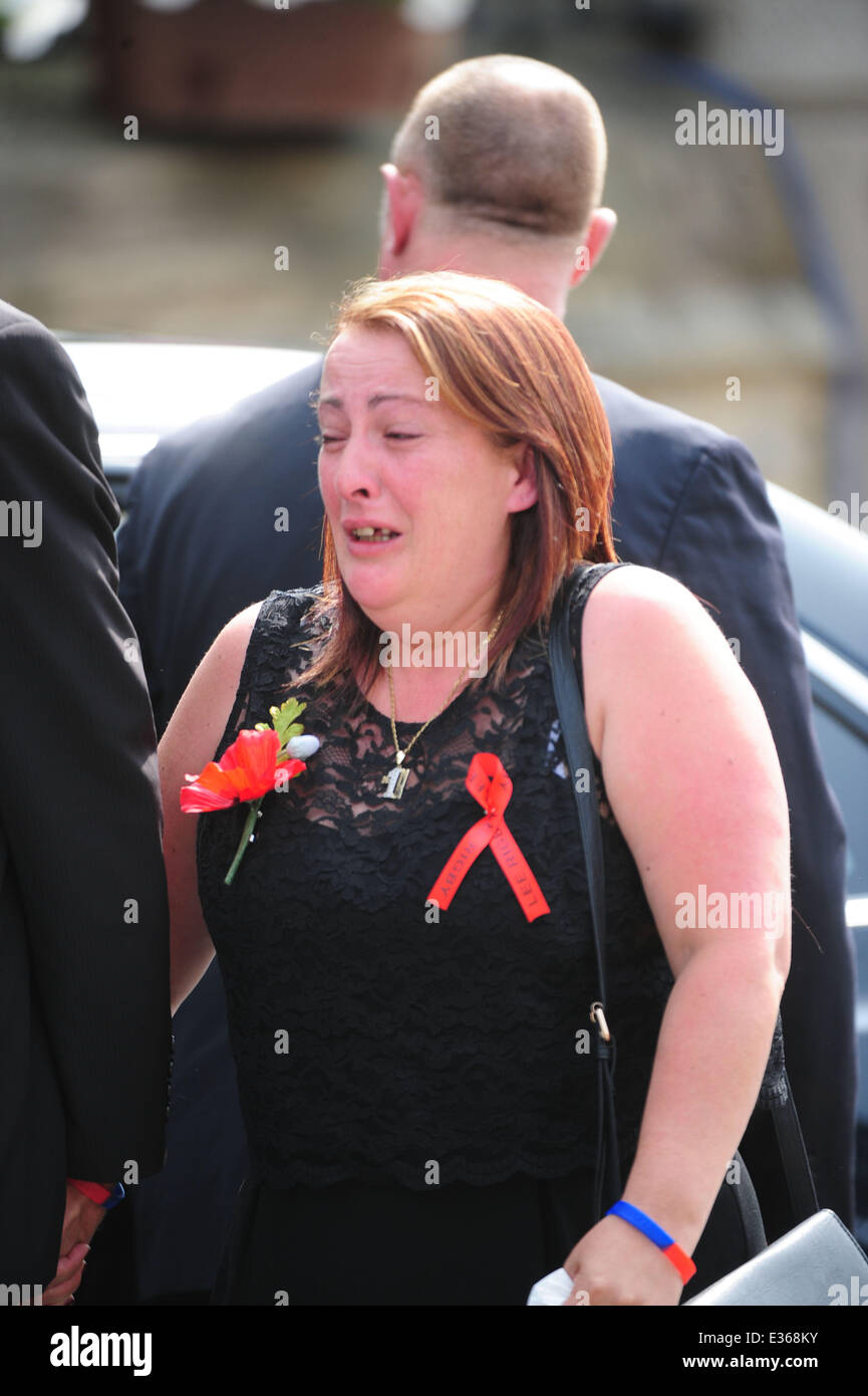 Les funérailles de batteur Lee Rigby à enterrer l'église paroissiale comprend : Lyn Rigby Où : Bury, Lancashire, Royaume-Uni Quand : 12 Oct 2013 Banque D'Images