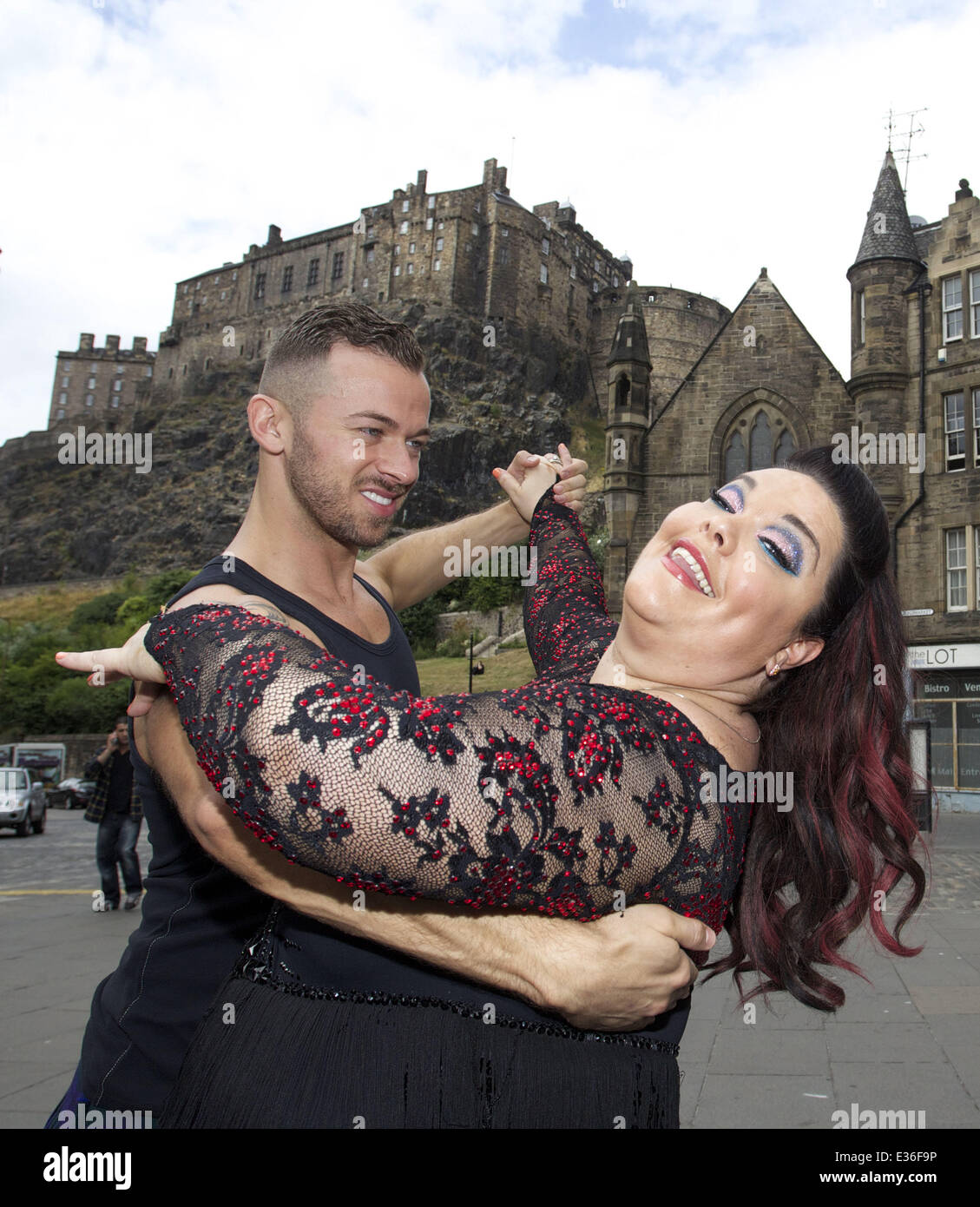 Craig Revel Horwood est strictement confidentielle vient à Édimbourg pour spectacles au théâtre Festival du 16 au 18 juillet, avant de déménager à Aberdeen et Glasgow. Stars de la série étaient à la Grassmarket Édimbourg en portant le kilt pour promouvoir le spectacle mettant en vedette : Artem Chgvintsev,Lisa Riley Où : Édimbourg, Écosse, Royaume-Uni Quand : 16 Juil 2012 Credit : Mark Davison/WENN.com Banque D'Images