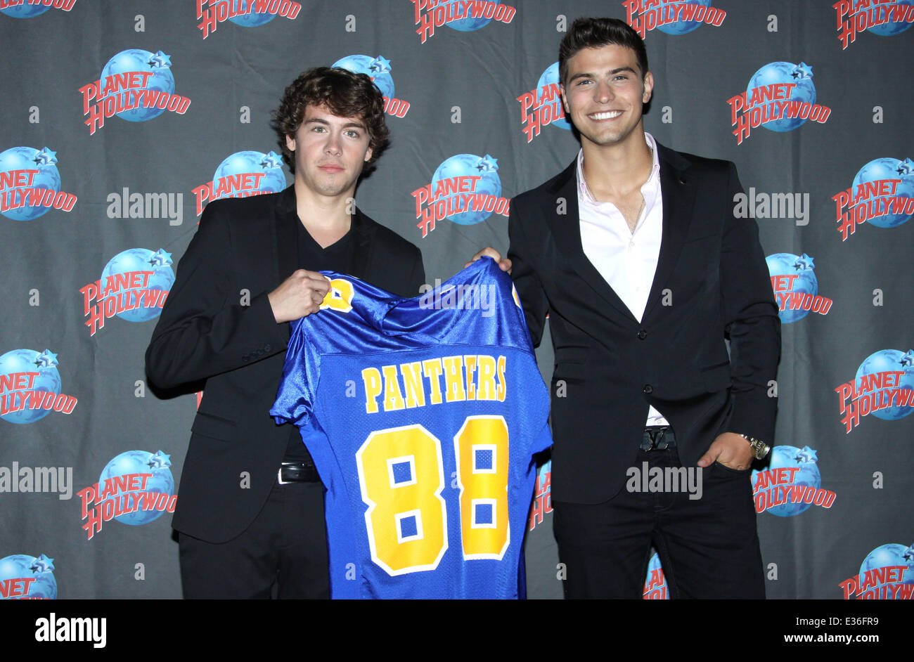 Luke Bilyk et Munro Chambers faire don d'un foorball jersey de Degrassi au Planet Hollywood Times Square. Comprend : chambre Munro Banque D'Images