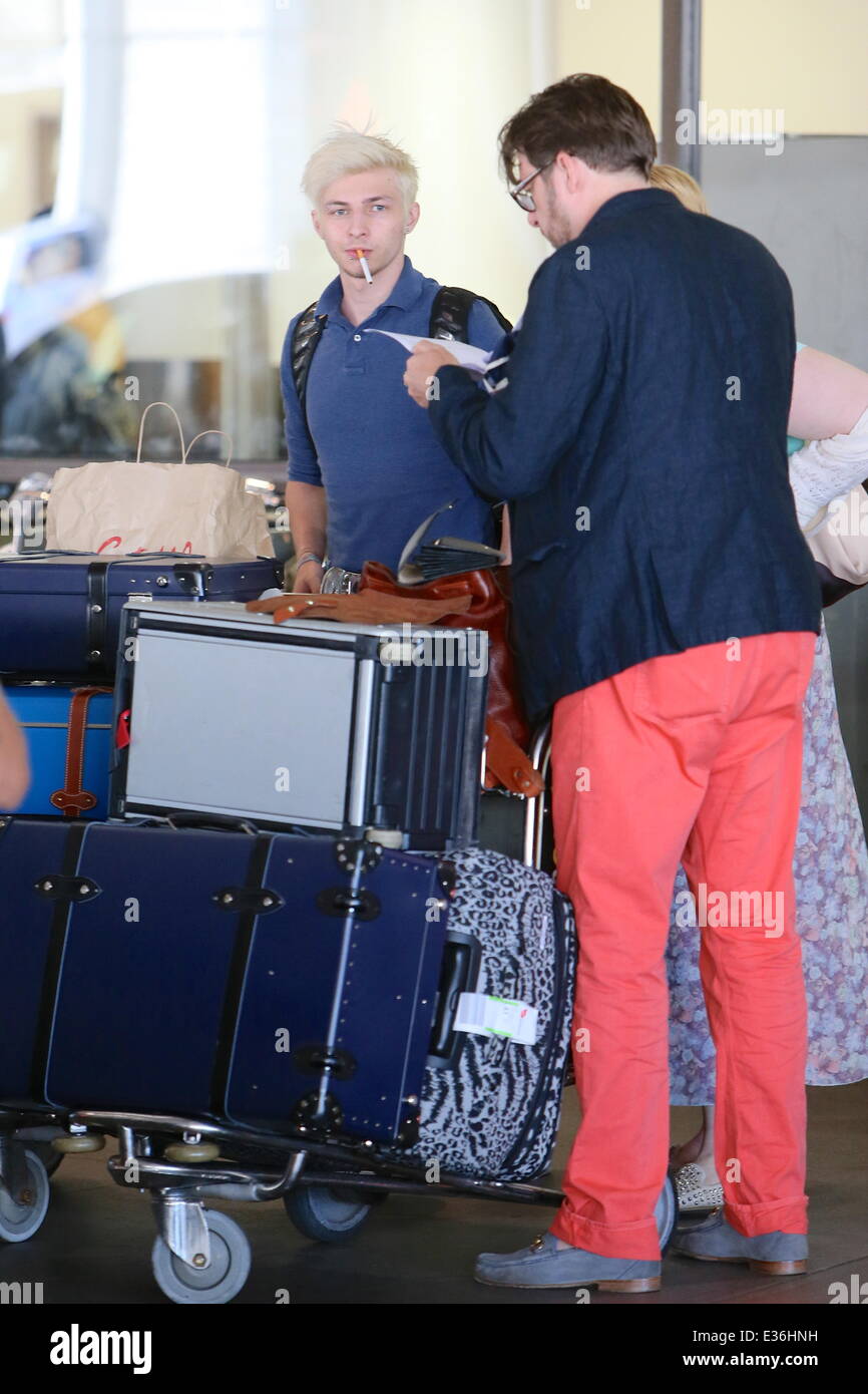 Jonathan Ross et de la famille d'arriver à l'aéroport de LAX avec : Harvey Kirby Ross,Jonathan Ross Où : Los Angeles, CA, United States Quand : 16 Juil 2013 Banque D'Images