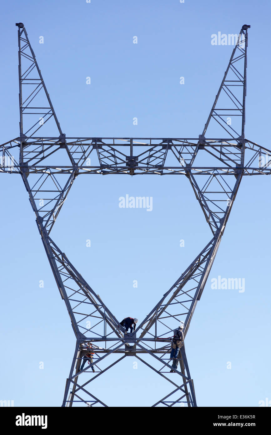 L'équipage de construction tour de transmission d'électricité de l'assemblage dans l'Utah. Banque D'Images