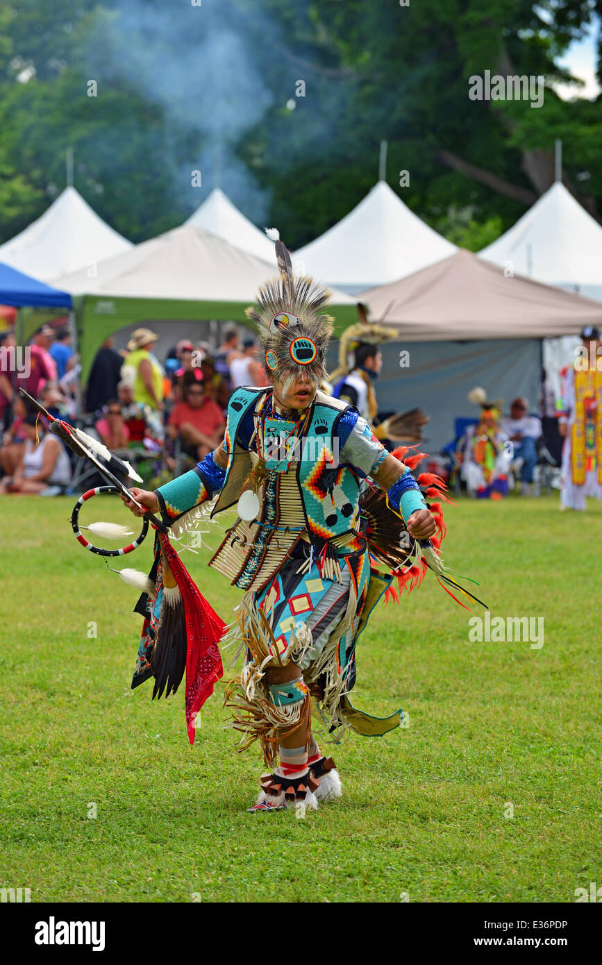 Ottawa, Canada. Le 21 juin, 2014. Teenage boy effectue la danse traditionnelle à Summer Solstice Aboriginal Arts Festival pour la Journée nationale des Autochtones à Massey Park le 21 juin 2014 à Ottawa, Canada Crédit : Paul McKinnon/Alamy Live News Banque D'Images