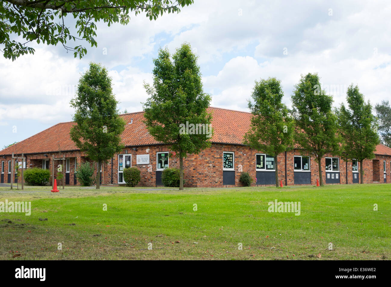 Kirkby & Great Broughton Église d'Angleterre avec l'aide de contributions volontaires de l'école primaire dans un petit village du Yorkshire du Nord Banque D'Images