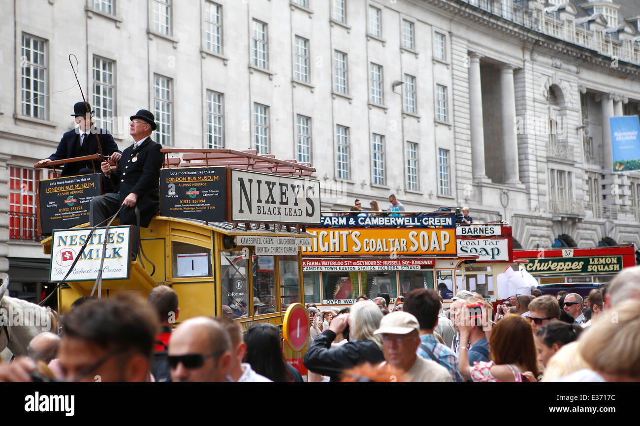 Londres, Grande-Bretagne. 22 Juin, 2014. Les visiteurs participent au cours de la cavalcade de Bus sur Regent Street à Londres, capitale de l'Angleterre, le 22 juin 2014. Près de 50 autobus à partir de la première modèle à cheval des années 1820 jusqu'à la nouvelle d'aujourd'hui Routemasters étaient sur l'affichage au centre-ville de Londres pour célébrer l'année de la 'BUS' le dimanche. Credit : Yin Gang/Xinhua/Alamy Live News Banque D'Images