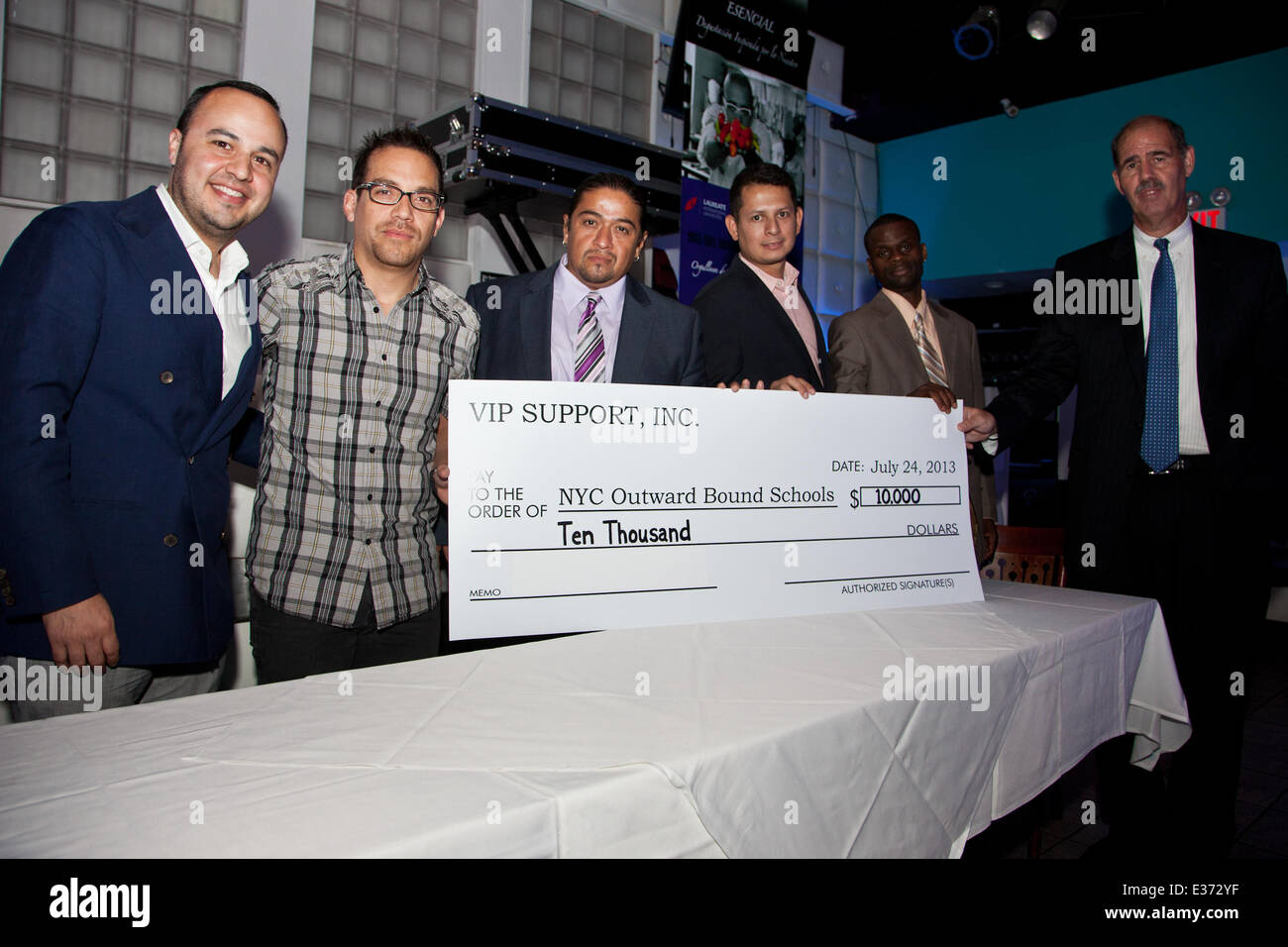 Monsieur Francisco Moya, pop star équatorien Juan Fernando Velasco, NYC partant pour l'école, Christiavaez J SUPPORT VIP Banque D'Images