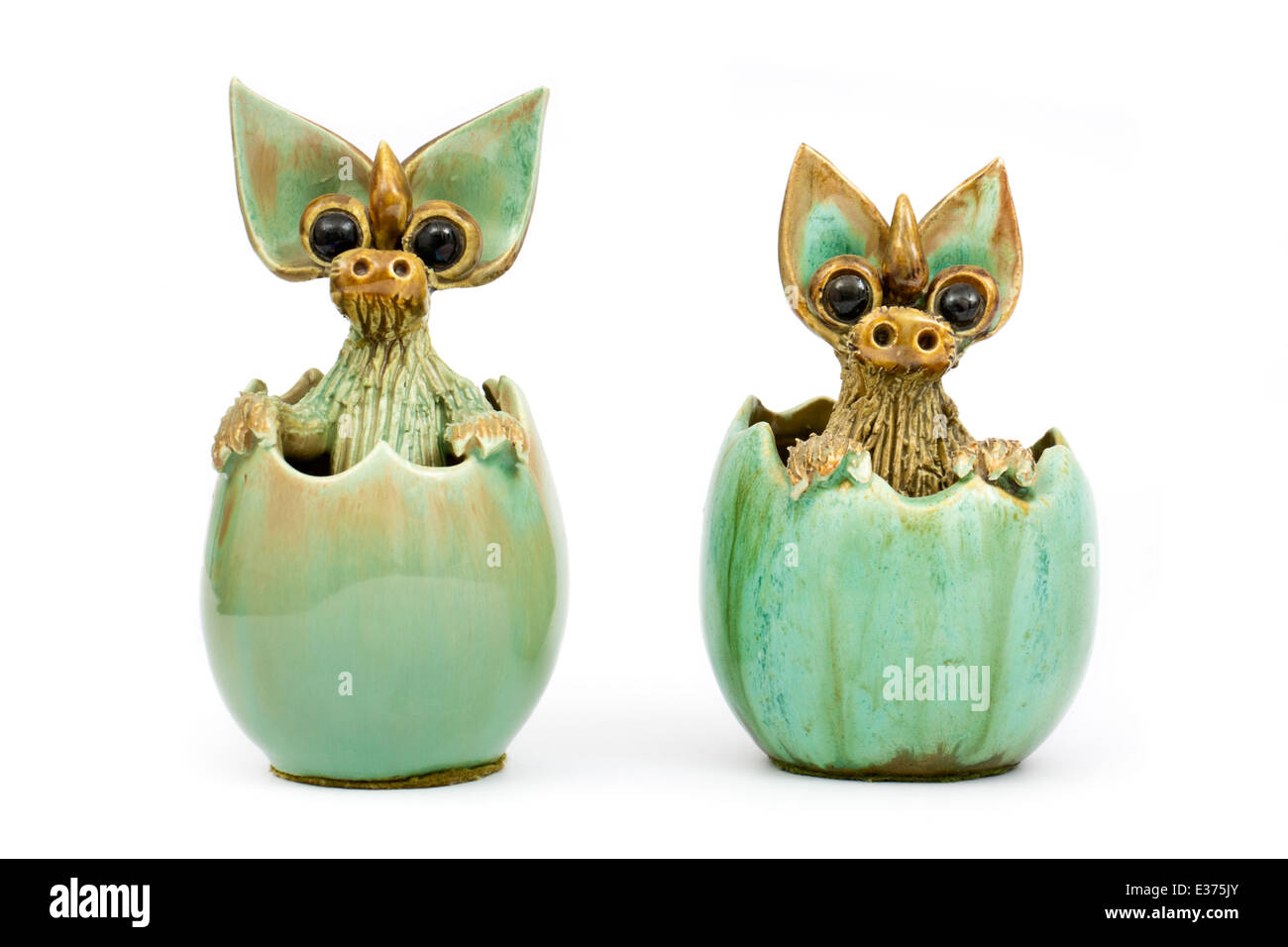 Paire d' incubation de céramique 'Good-Luck ornements dragon par Yare conçoit, un studio pottery fondée en 1969 à Yarmouth. Banque D'Images