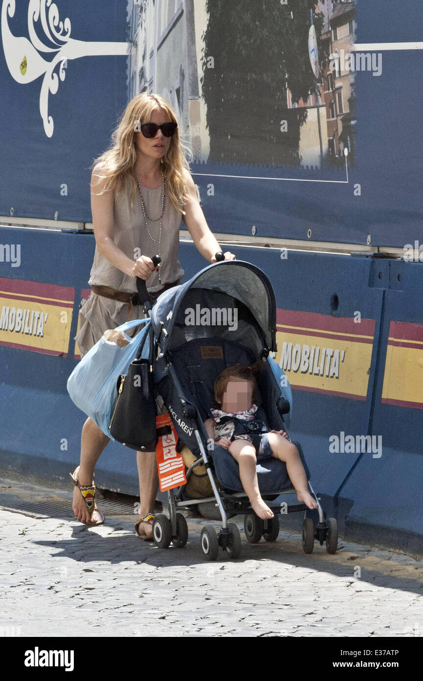 Sienna Miller avec son fiancé Tom Sturridge et fille Marlowe Sturridge shopping pour les fruits et légumes au marché local comprend : Sienna Miller,Marlowe Sturridge Où : Rome, Italie Quand : 28 Jul 2013 **** Banque D'Images