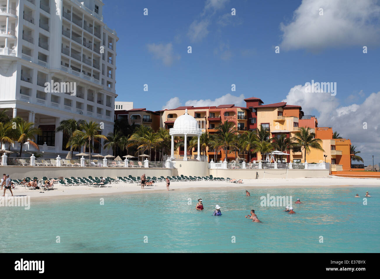 Les touristes la natation dans la mer des Caraïbes à Cancun, Hotel Zone, Cancun Banque D'Images