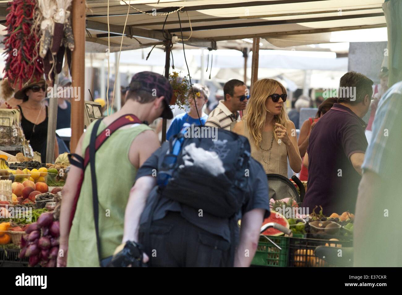 Sienna Miller avec son fiancé Tom Sturridge et fille Marlowe Sturridge shopping pour les fruits et légumes au marché local comprend : Sienna Miller Où : Rome, Italie Quand : 28 août 2013 Banque D'Images