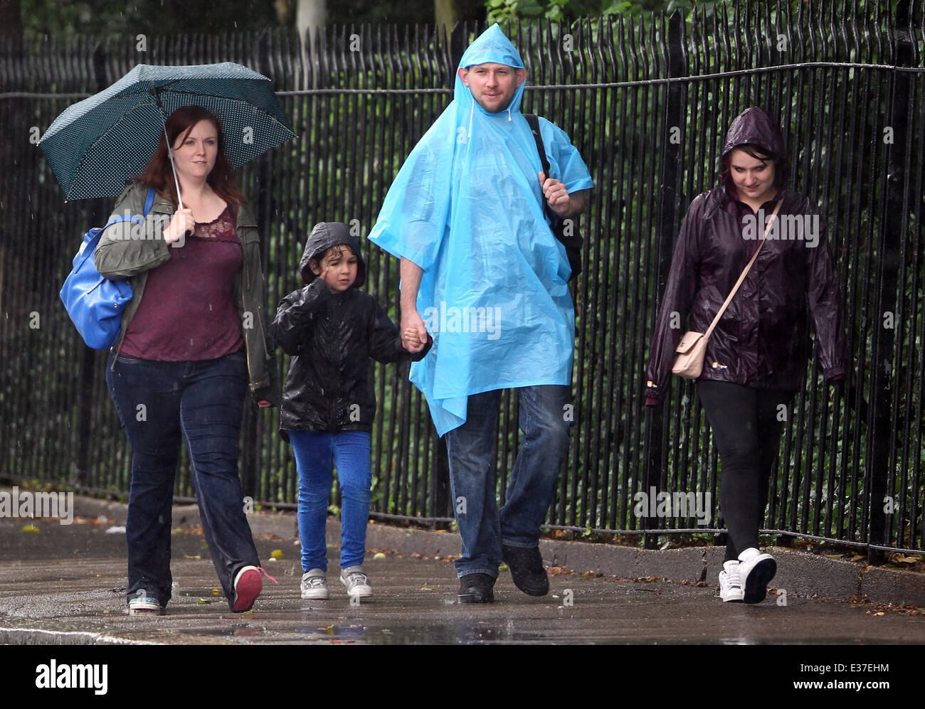 Les touristes visiter le Zoo de Londres pendant un épisode de fortes pluies dans la capitale comprend : Atmosphère Où : London, Royaume-Uni lorsque : Banque D'Images