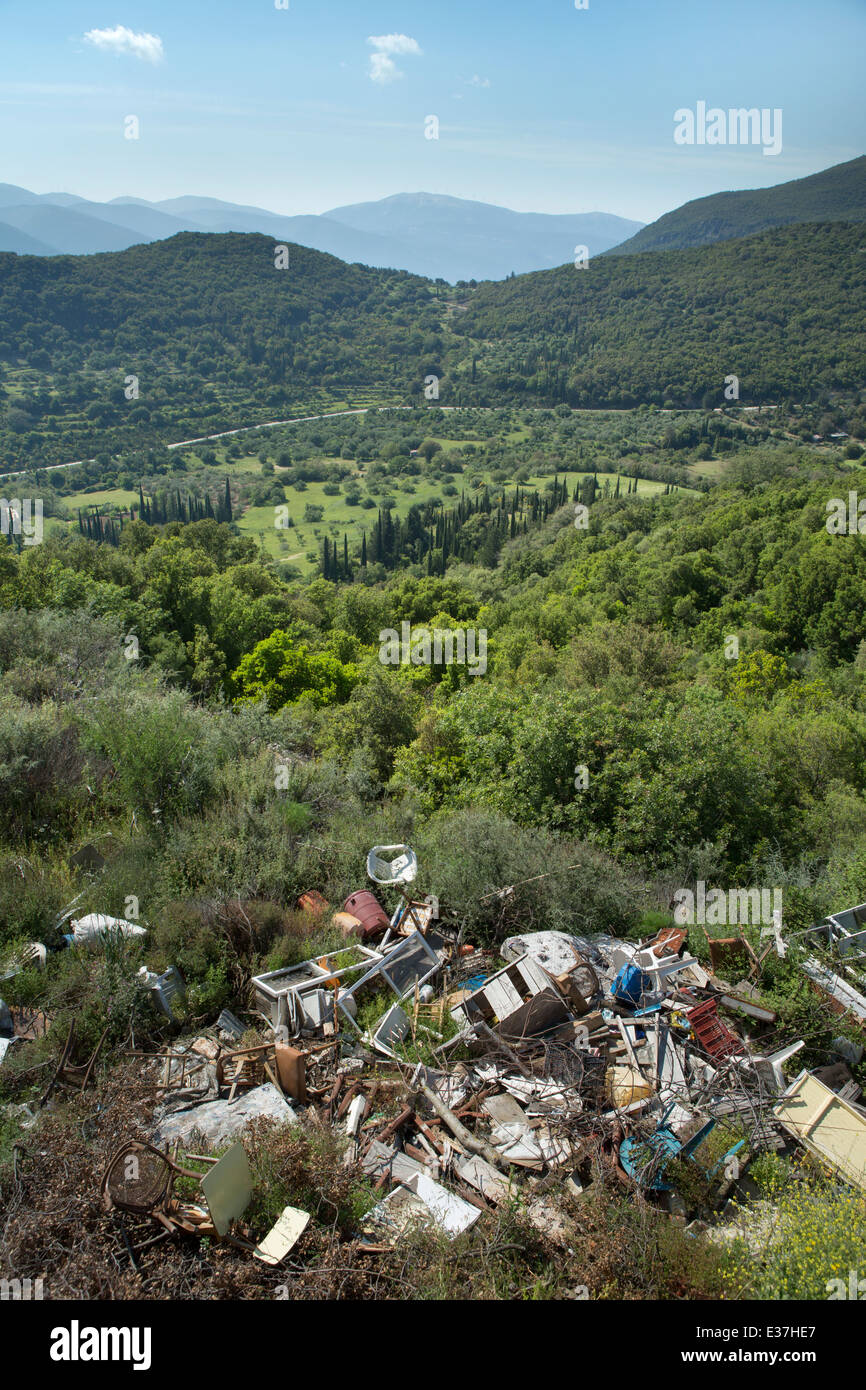 Une belle vue sur les montagnes et la route près de Digatelo et Sami, ruiné par la négligence de l'immersion de déchets, Céphalonie. Banque D'Images