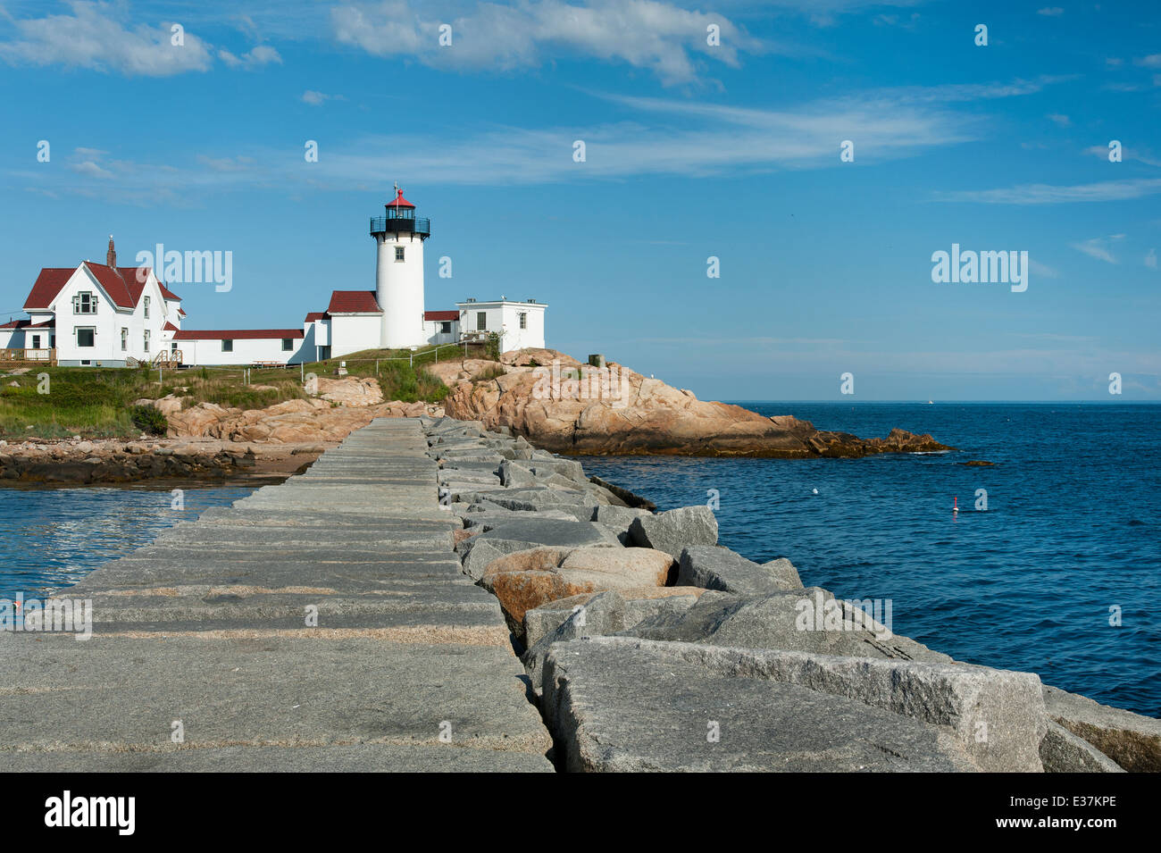 Les visiteurs peuvent marcher le long de la jetée près de mille de long pour obtenir une vue claire de l'Est Point Lighthouse à Gloucester, Massachusetts. Banque D'Images