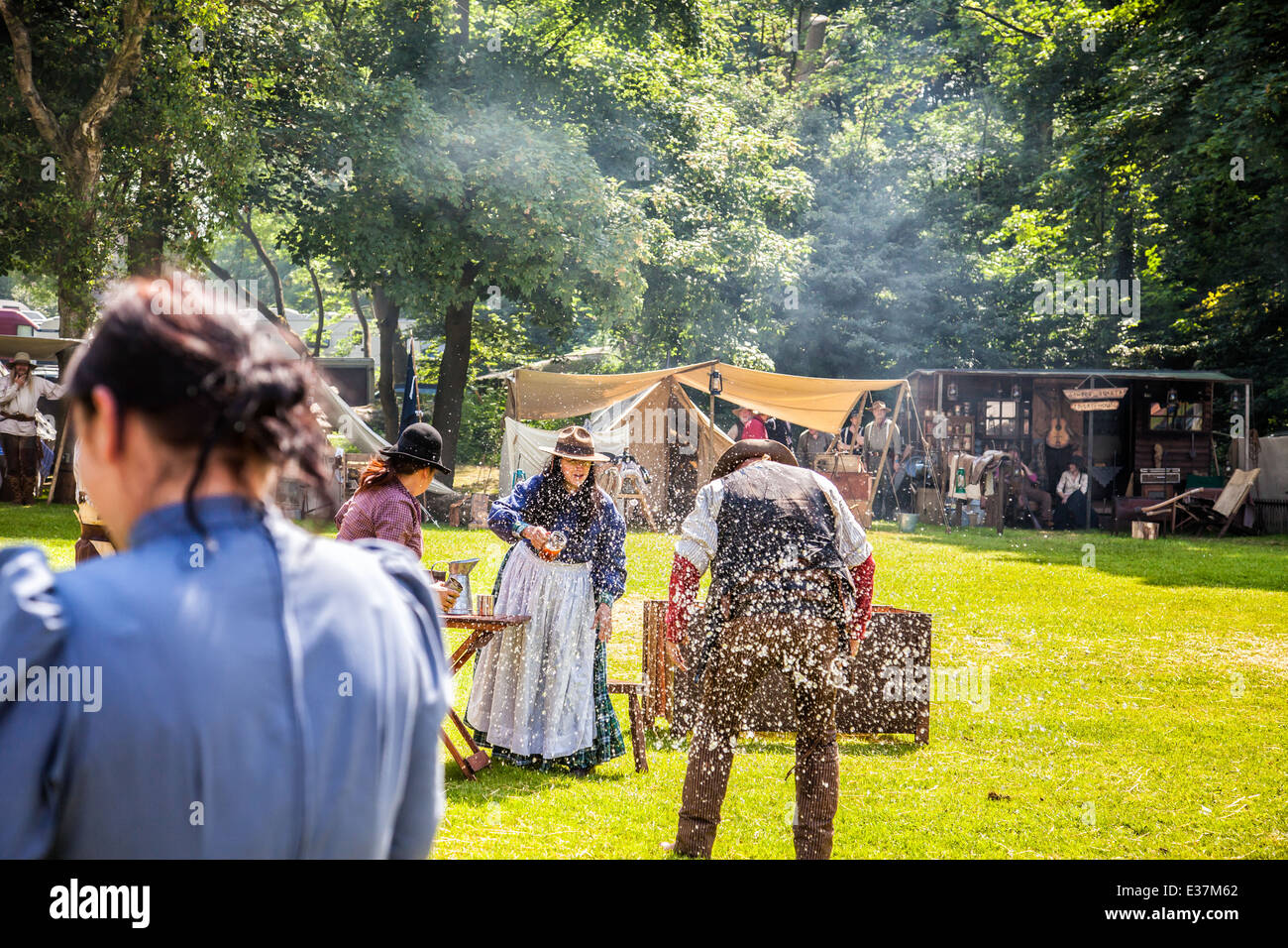 Des gens habillés en vêtements traditionnels et de l'Ouest agissant dehors une scène de combat. Poireau, Staffordshire, Angleterre. 22 juin. Banque D'Images