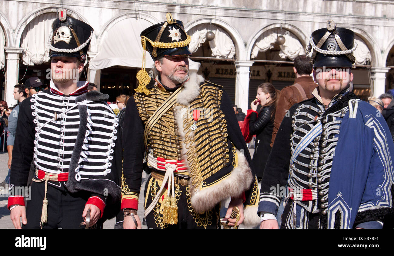 Les hommes en costume militaire pour le carnaval de Venise Banque D'Images