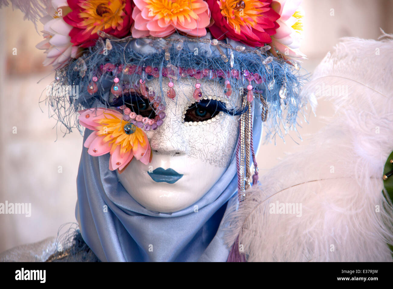 Femme en costume masqué au carnaval de Venise Banque D'Images