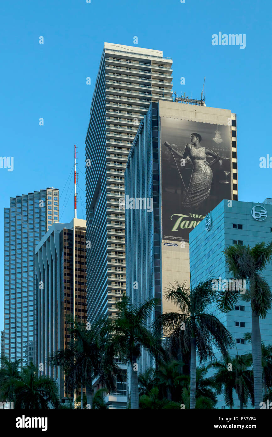 Le centre-ville de Miami élevés reflètent les tons de bleu du crépuscule. Floride, États-Unis Banque D'Images