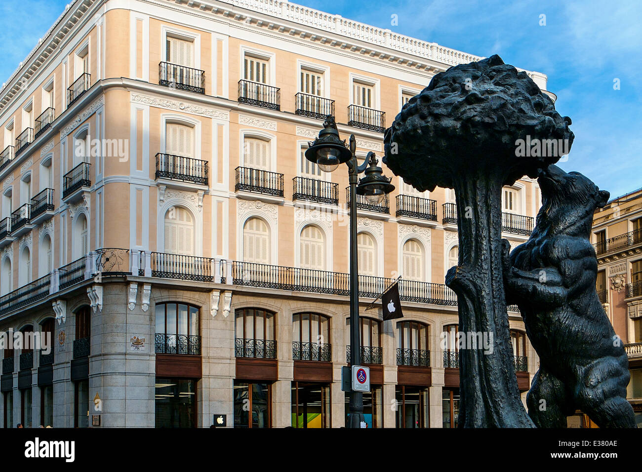 MADRID, ESPAGNE - JUIN 21 - Nouveaux Apple Store Ouverture en sol, avec statue de l'ours et l'Arbousier, à Madrid, Espagne, le 21 juin 2014 Crédit : nacroba/Alamy Live News Banque D'Images