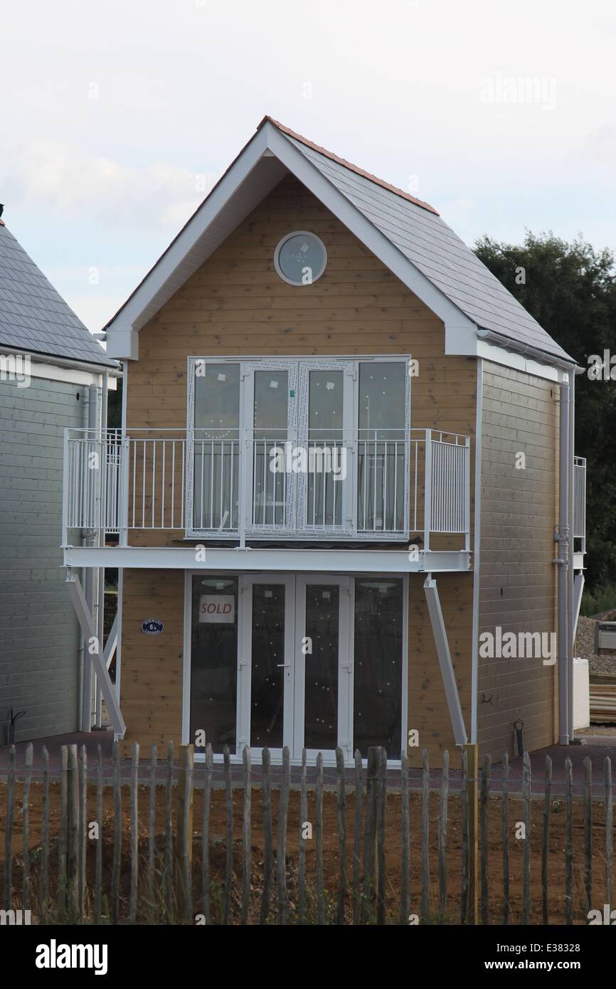 Ces sont les plus coûteux des cabines de plage au Royaume-Uni ? Sur le marché à partir de £195 500, ces 14 cabines de plage haut de gamme sur la mer' Duver zone sur le haut de l'île de Wight côte près de Ryde. Inclus dans la vente sont une vue exceptionnelle du Solent vers Banque D'Images