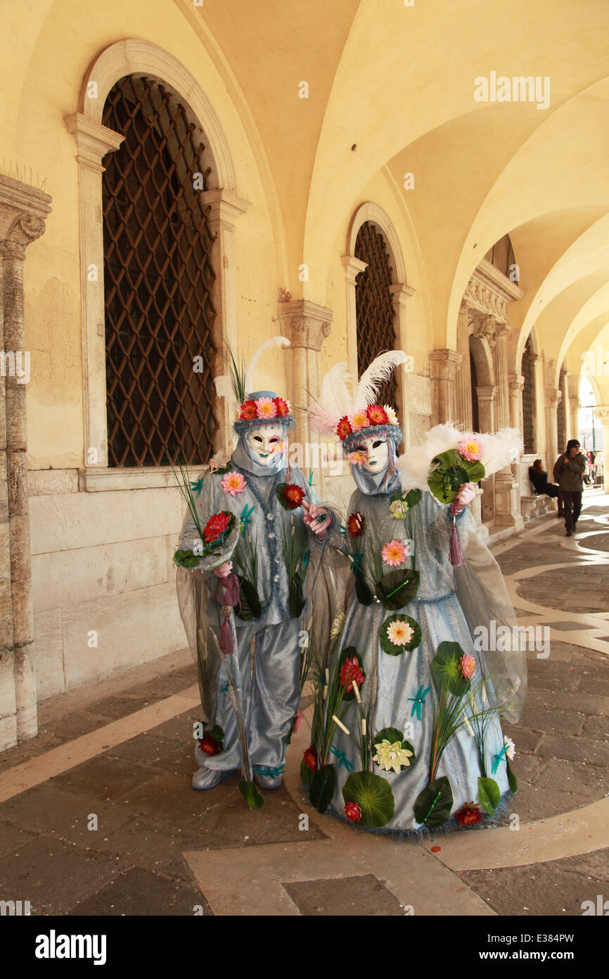 Les femmes en costume de fleur au carnaval de Venise Banque D'Images