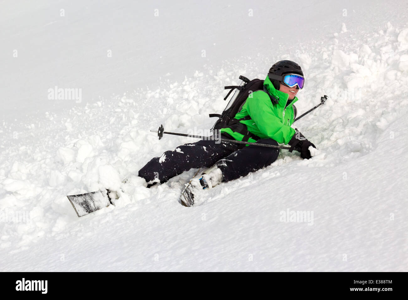 Skier In Powder Snow Falling Banque d'image et photos - Alamy
