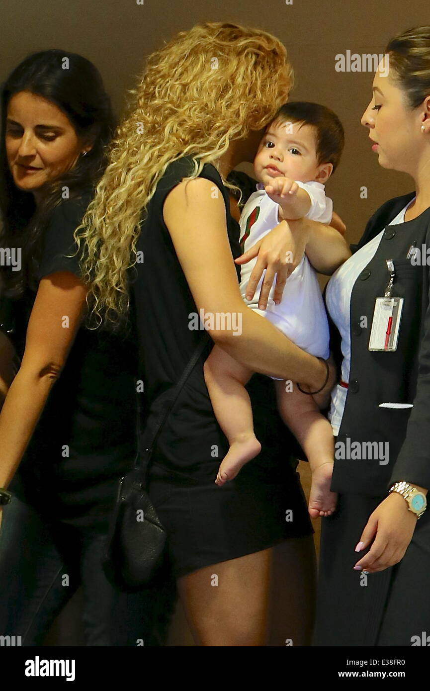 Shakira est vu en arrivant à l'aéroport de LAX avec son fils Milan piqué  Mebarak pour un vol. Avec : Shakira Mebarak Pique,Milan Où : Los Angeles,  CA, United States Quand :