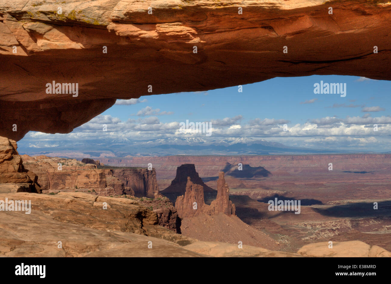 Mesa Arch dans Canyonlands National Park. Montagnes La Sal sont dans la distance. Banque D'Images