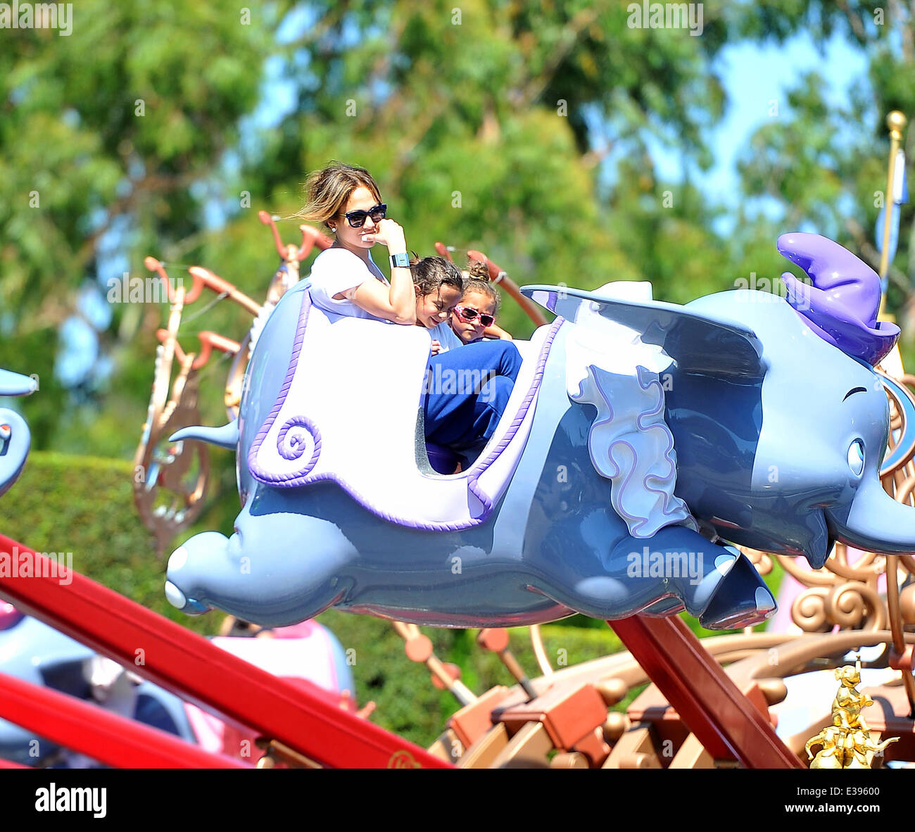 Jennifer Lopez passe du temps de qualité avec son fils et sa fille à Disneyland. Le groupe, rejoint par d'autres membres de la famille, jouissent de leur temps dans le parc à thème, et ont été repérés sur les différents manèges y compris le dumbo ride, le train de l'enfant et du gadget go-coaster dans toon town. Avec : Jennifer Lopez JLO,Emme,Maribel Muniz,Maximilien David Muniz Où : Los Angeles, CA, United States Quand : 26 août 2013 Banque D'Images