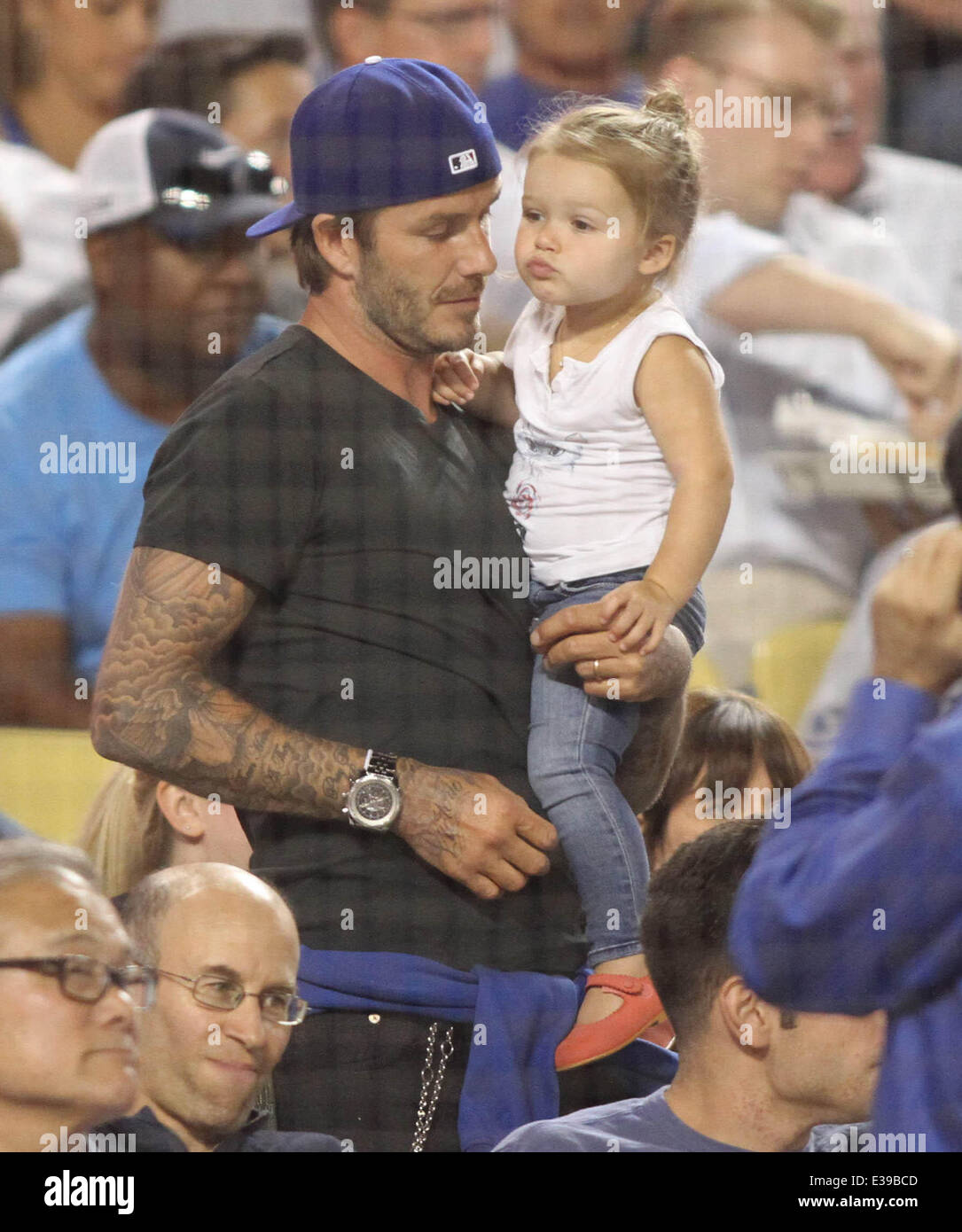 Père radoteur David Beckham prend sa petite fille Harper pour le match de  baseball des Dodgers de Los Angeles. Becks joyeusement diverti Harper  pendant le jeu et le jeune pourrait aussi être