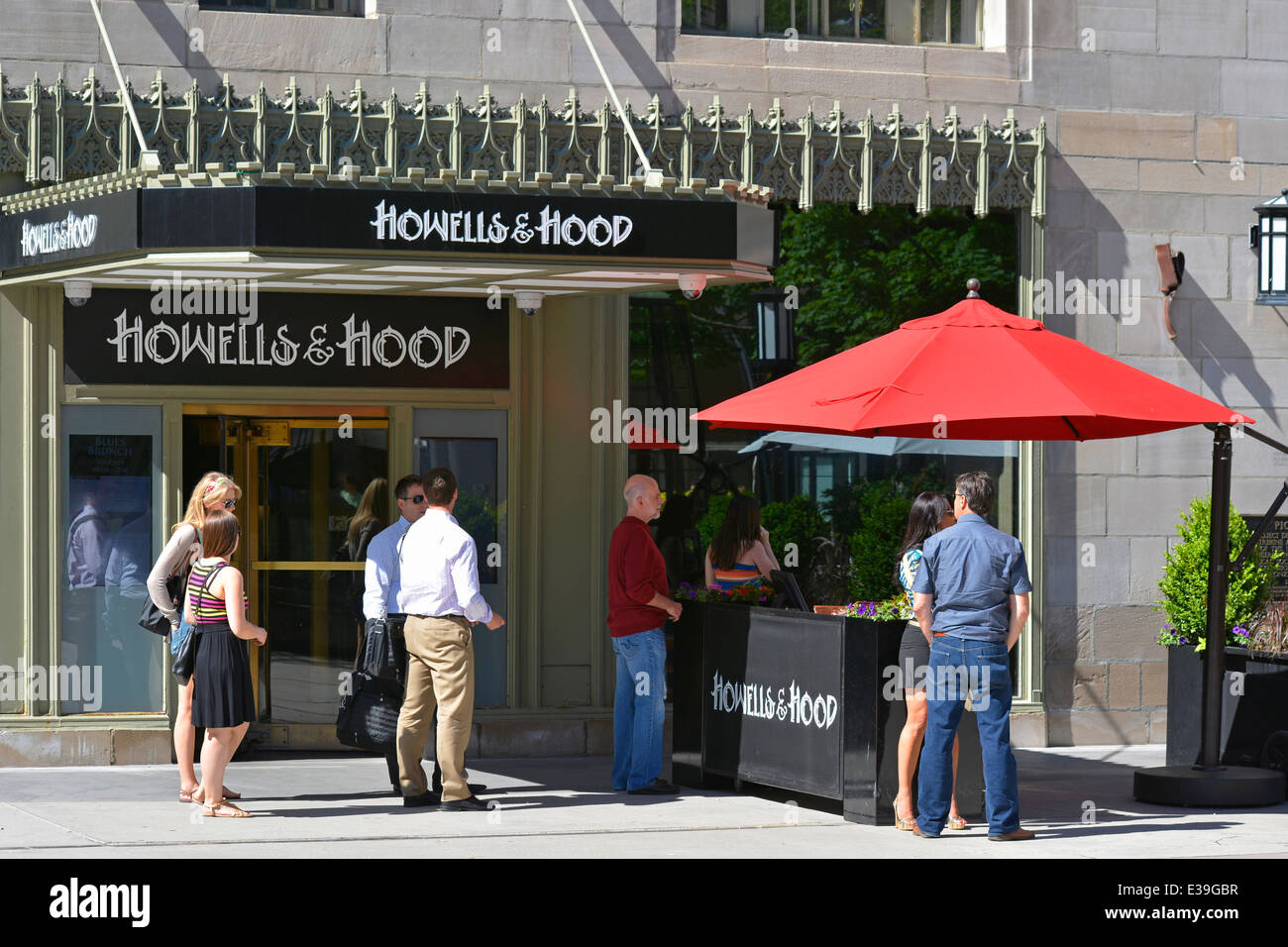 Howells et repas à l'extérieur du capot sur Michigan Avenue, dans le centre-ville de Chicago, Illinois, États-Unis Banque D'Images