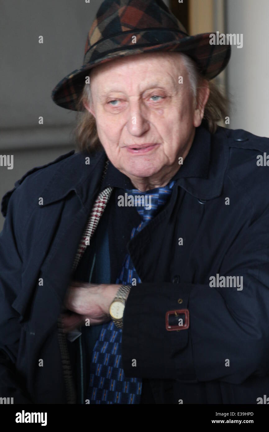 Ken Dodd arrivant au théâtre venue Cymru, La Promenade en vedette : Ken Dodd Où : Llandudno, Conwy, Royaume-Uni Quand : 01 août 2013 Banque D'Images