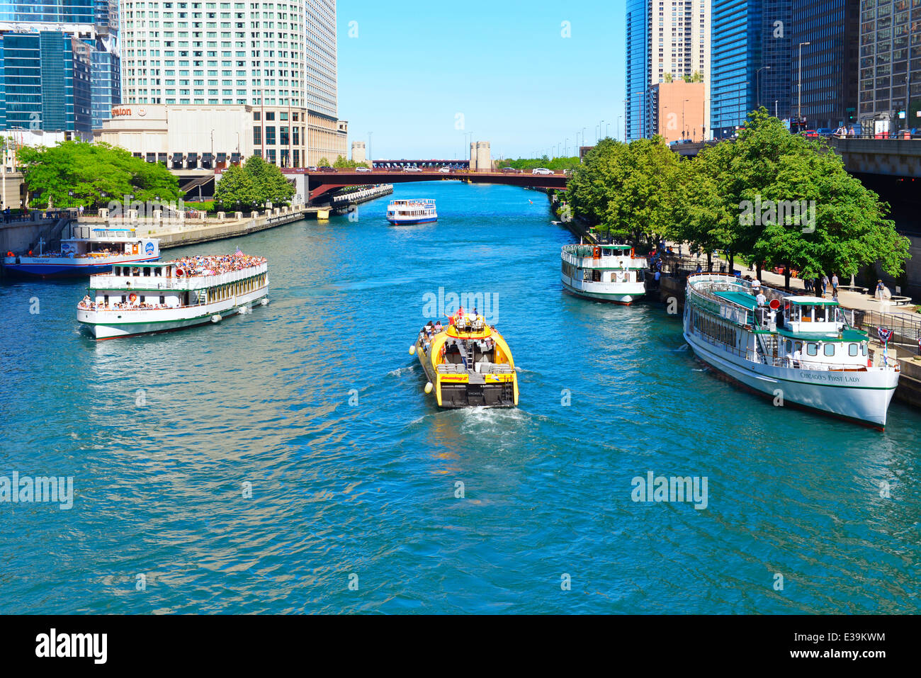 Croisière sur la rivière Chicago, Bateau de tourisme,bateaux le long de la célèbre Riverwalk Chicago, Illinois, USA ; Banque D'Images