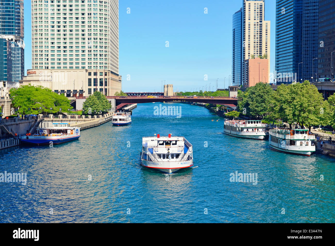 Croisière sur la rivière Chicago, Bateau de tourisme,bateaux le long de la célèbre Riverwalk Chicago, Illinois, USA ; Banque D'Images