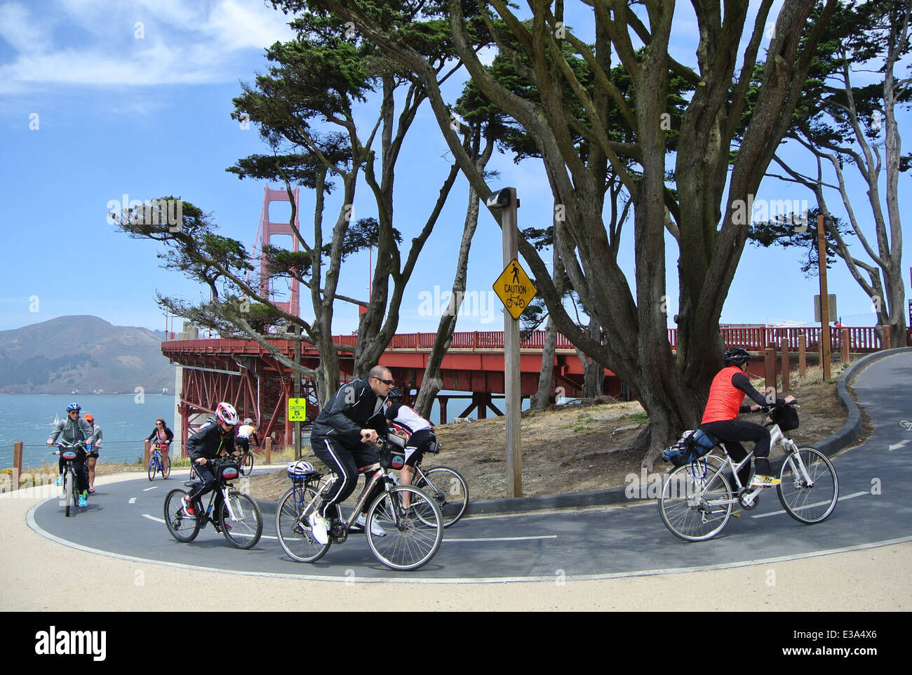 Cyclistes roulent sur la piste cyclable au golden gate bridge à Sausalito Banque D'Images
