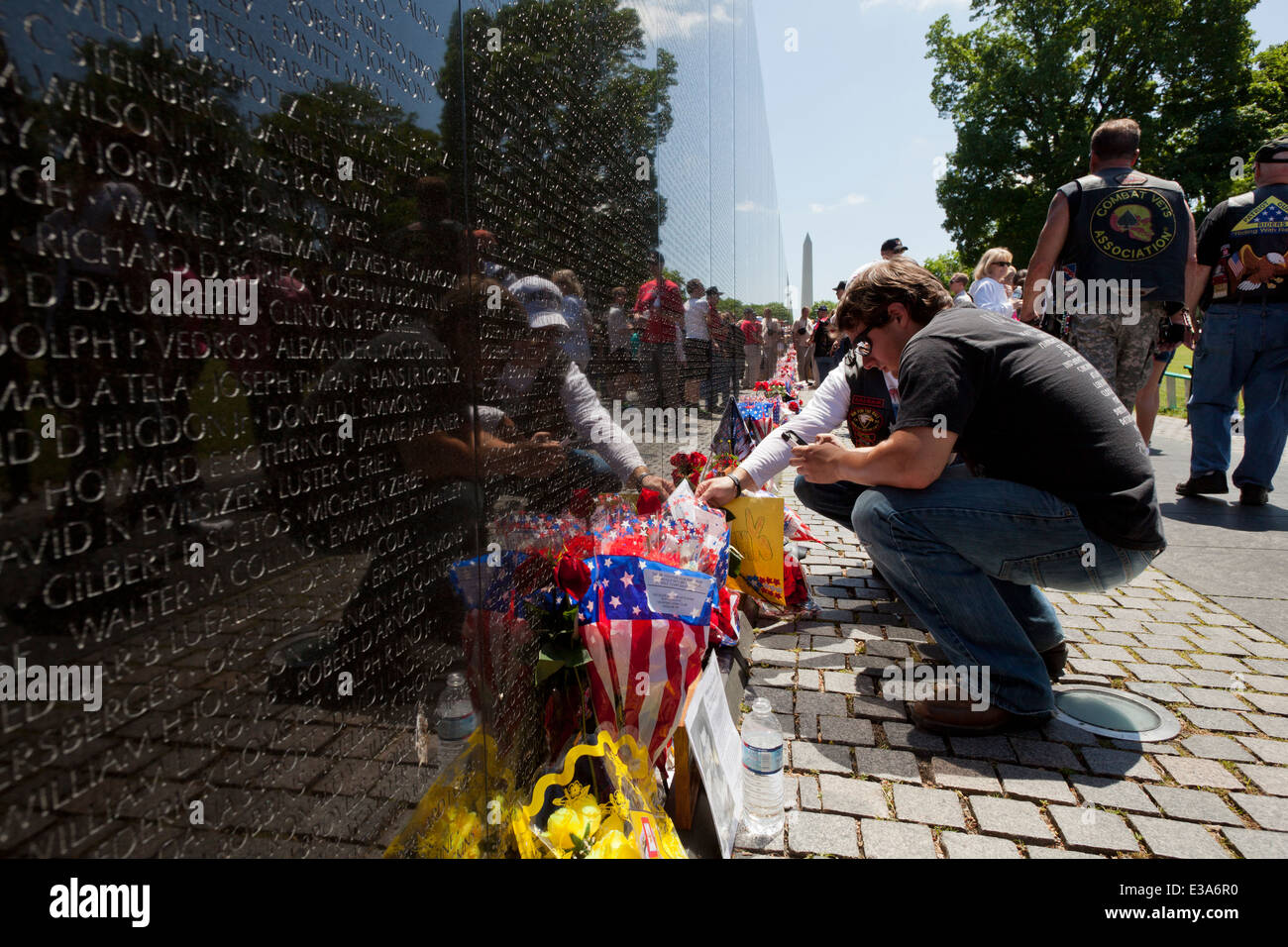Les visiteurs du Vietnam Veterans Memorial- 2014 Week-end du Memorial, Washington, DC, USA Banque D'Images