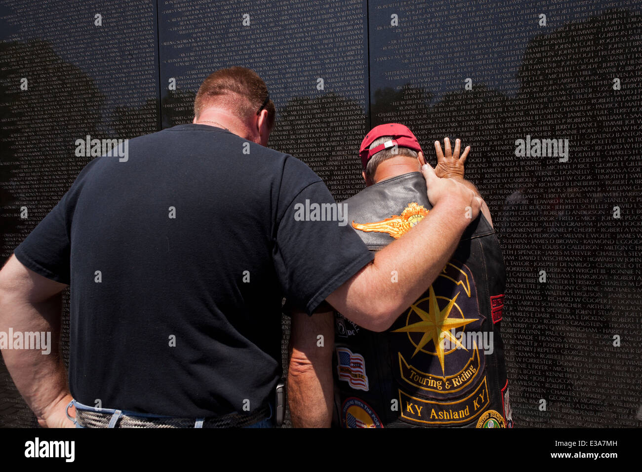 Les anciens combattants de la guerre du Vietnam en priant - 2014 Week-end du Memorial, le Vietnam War Memorial, Washington, DC, USA Banque D'Images