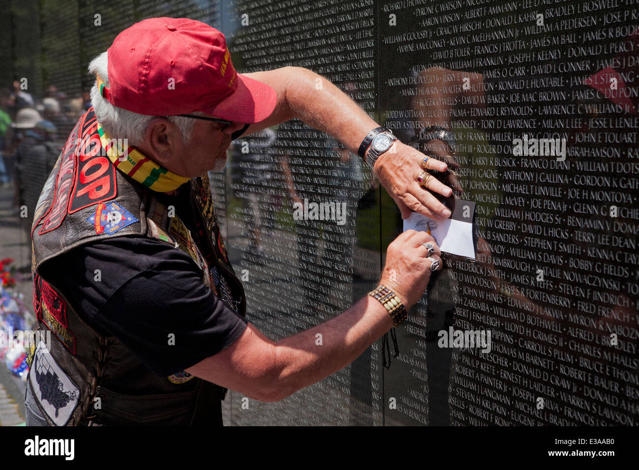 Un vétéran de frottement de crayon d'un nom à la guerre du Vietnam Veterans Memorial - Week-end du Memorial Day 2014, Washington, DC, USA Banque D'Images
