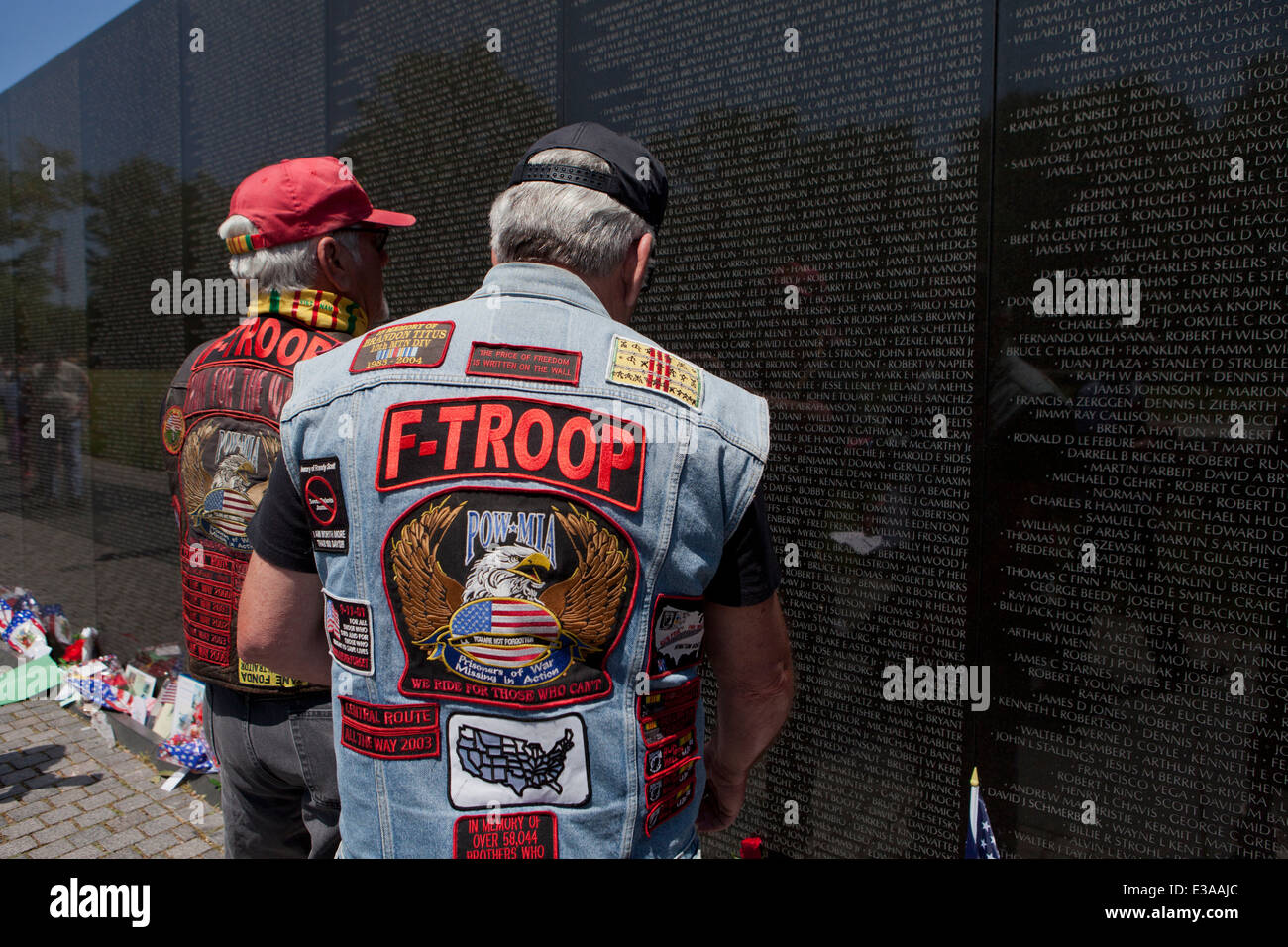 Les anciens combattants de la guerre du Vietnam pour visualiser les noms des soldats morts au combat - 2014 Week-end du Memorial, le Vietnam War Memorial, Washington, DC, USA Banque D'Images