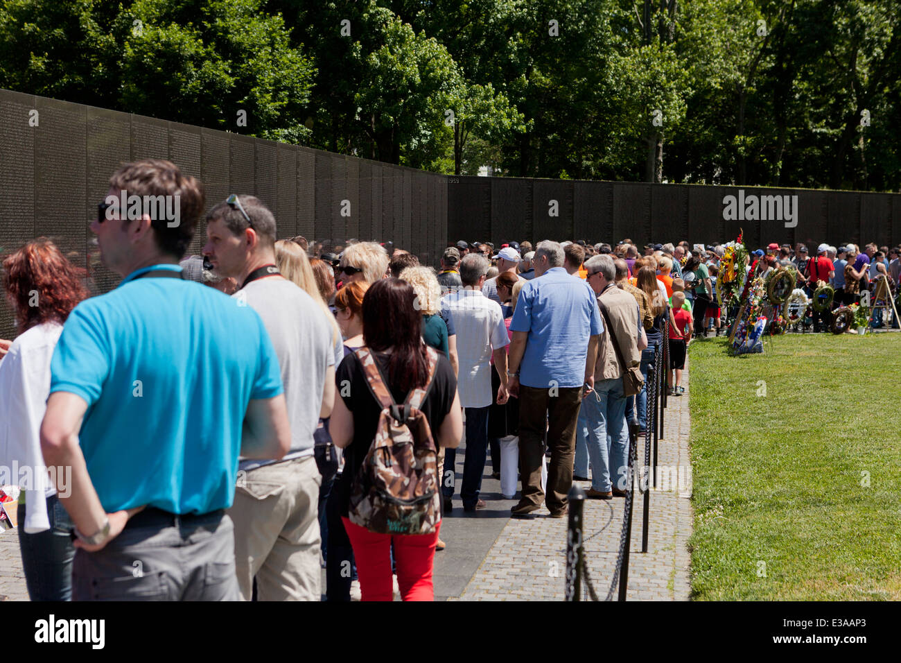 Les visiteurs du Vietnam Veterans Memorial- 2014 Week-end du Memorial, Washington, DC, USA Banque D'Images