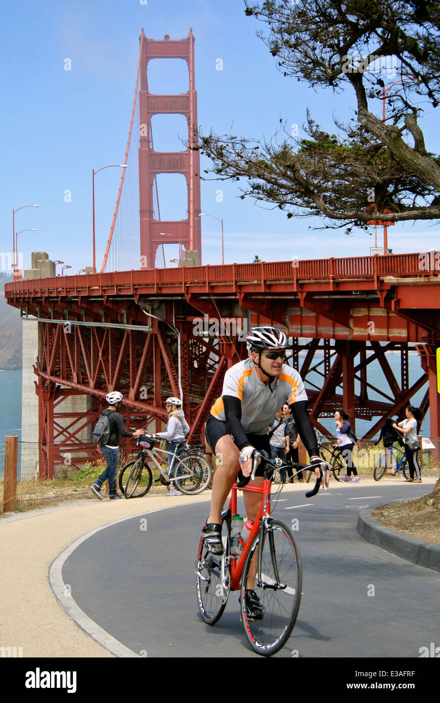 Balades en vélo cycliste adultes sur le chemin menant à Golden Gate Bridge crossing Banque D'Images