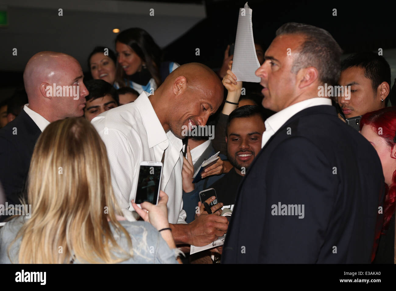 Dwayne Johnson (The Rock) répond aux fans sur le tapis rouge à la sûreté à l'Hercules Cas Cinéma, George Street, Sydney. Banque D'Images