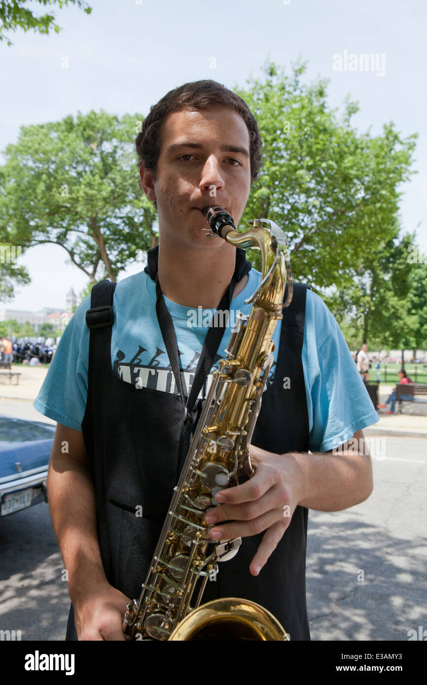 Young Caucasian saxophoniste pratiquer pour la performance - USA Banque D'Images