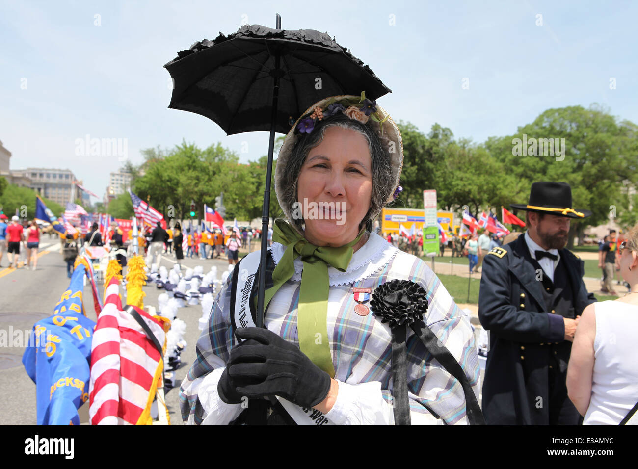 American Civil War era femme impersonator holding parasol, 2014 National Memorial Day Parade - Washington, DC USA Banque D'Images