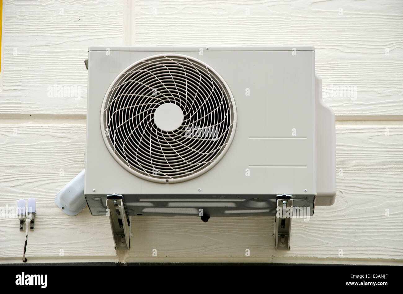 Ventilateur ventilateur de compresseur d'air sur mur de la maison Photo  Stock - Alamy