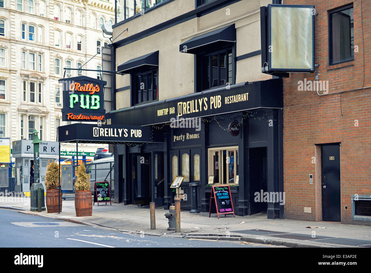 O'Reilly's Pub, restaurant avec bar sur le toit, Manhattan, New York Banque D'Images